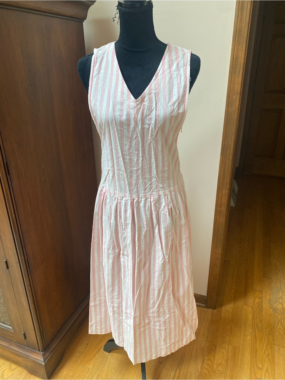LIKE NEW Vintage Sleeveless Pink/White Striped V-Neck/V-Side Dress with Buttons